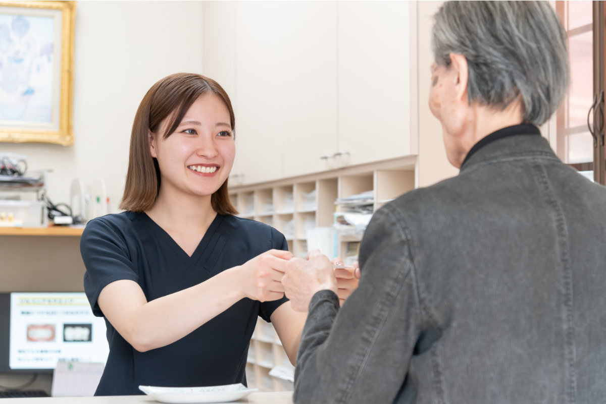 笑顔でお出迎え。受付。