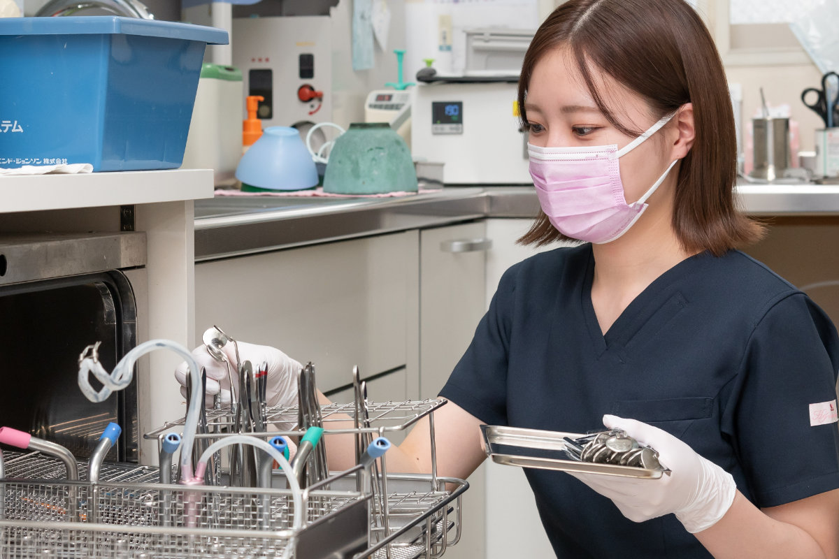 高圧蒸気滅菌機で滅菌をするスタッフの写真